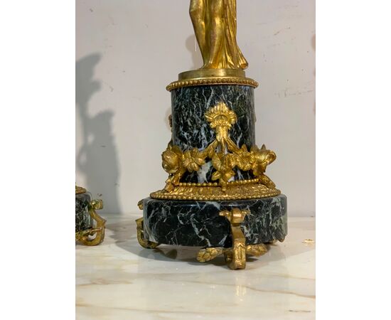COPPIA DI CANDELABRI CON VESTALI META' DEL XIX SECOLO