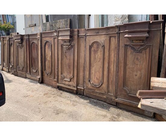 DARB242 - Boiserie in noce con pannelli scolpiti, epoca '700, misura 7,20 metri lineari x H 1,60
