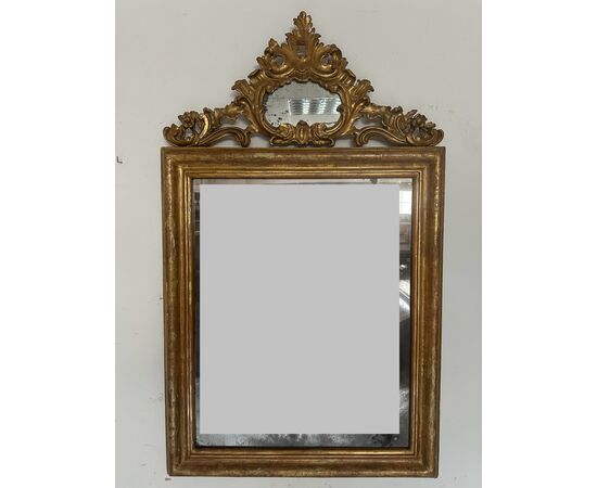 Specchiera in legno intagliato e dorato. Lombardia fine 700