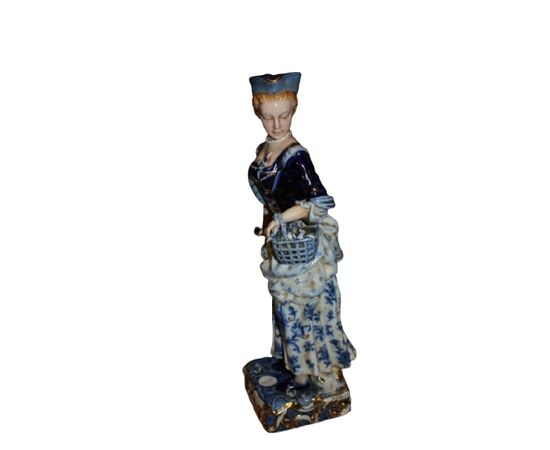 Statuina in porcellana raffigurante dama con cesto di fiori fine 1800