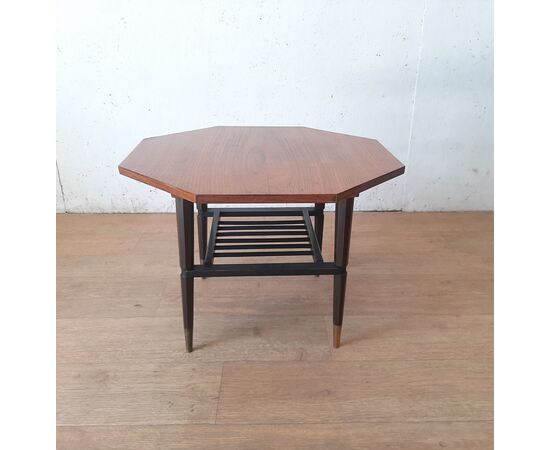PICCOLO TAVOLINO BASSO MARCHIATO F.G.S. IN TEAK ANNI 50 CON PUNTALI IN MATALLO