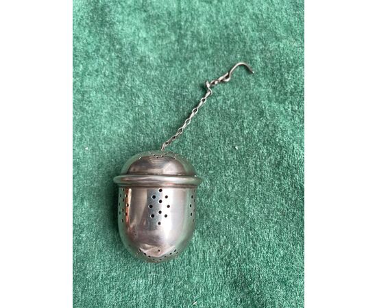 Acorn-shaped tea strainer in silver.Without punch.     