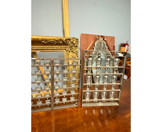 Coppia di stampini anni'30 per cioccolato e biscotti, rarità, in metallo, 36x27cm.