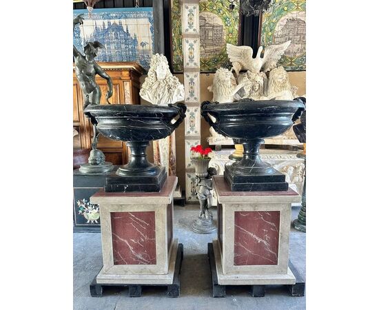  Coppia di Vasi in Marmo Grand Antique con Basi