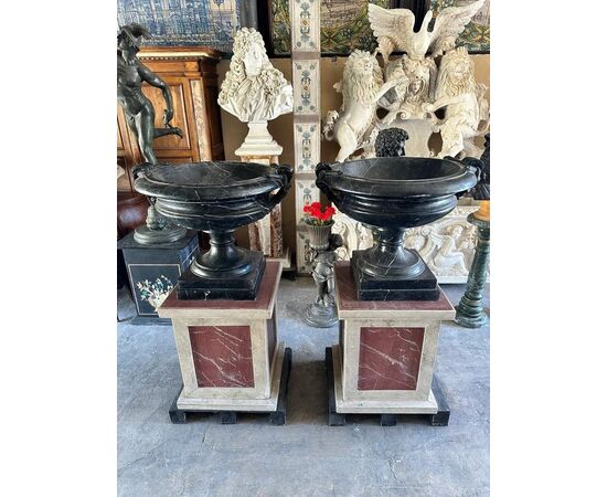 Coppia di Vasi in Marmo Grand Antique con Basi