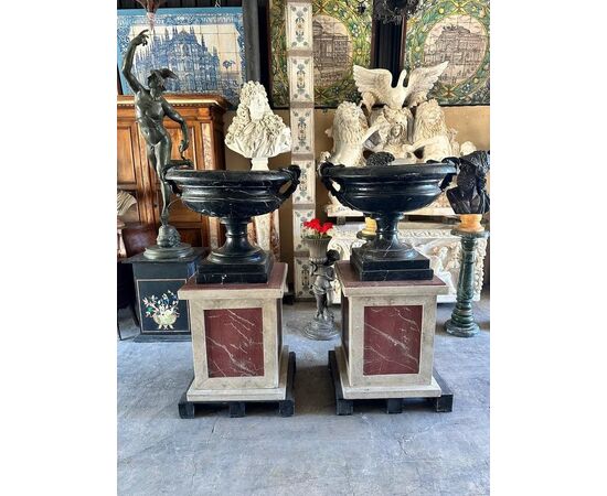  Coppia di Vasi in Marmo Grand Antique con Basi
