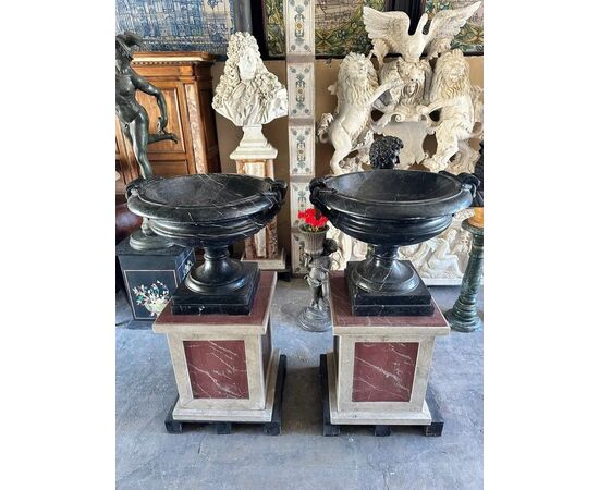  Coppia di Vasi in Marmo Grand Antique con Basi