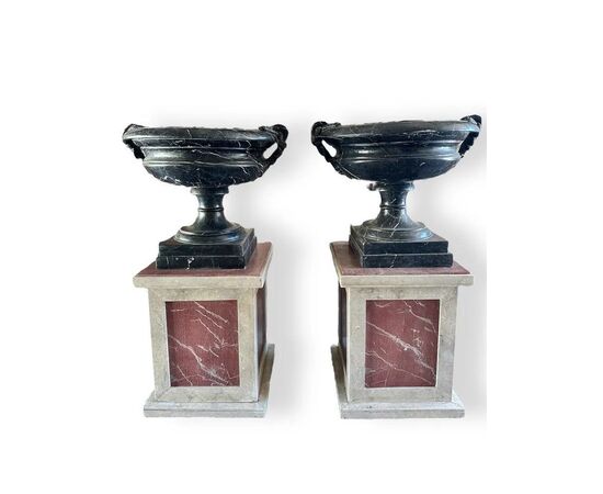  Coppia di Vasi in Marmo Grand Antique con Basi