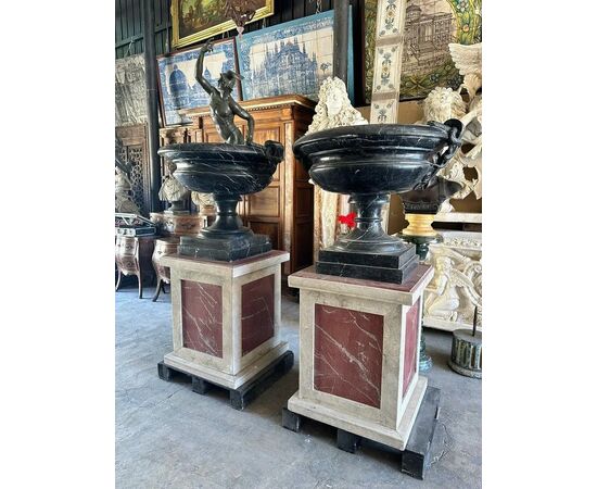  Coppia di Vasi in Marmo Grand Antique con Basi