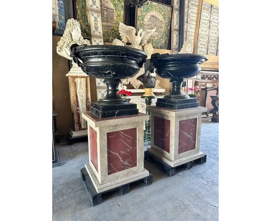  Coppia di Vasi in Marmo Grand Antique con Basi