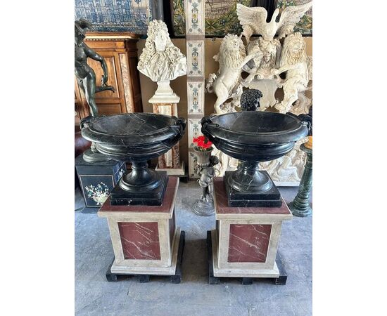  Coppia di Vasi in Marmo Grand Antique con Basi