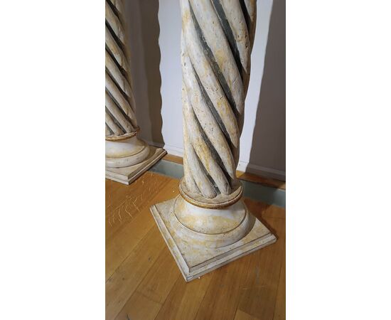COPPIA DI COLONNE A TORCIGLIONE IN LEGNO DIPINTO XVIII SECOLO
