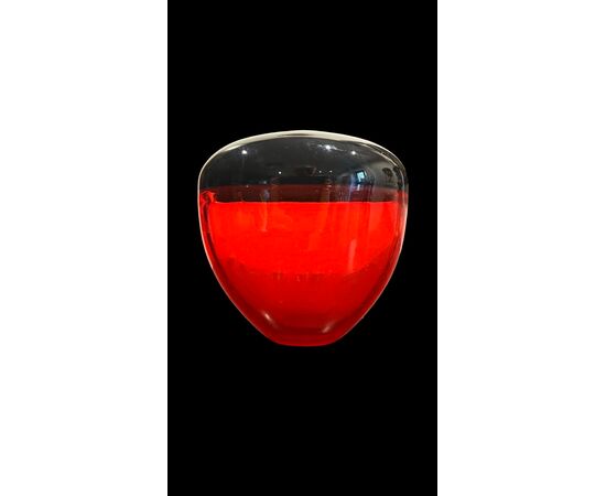 Vaso globulare in vetro a incalmo rosso nero.manifattura Salviati.Murano.