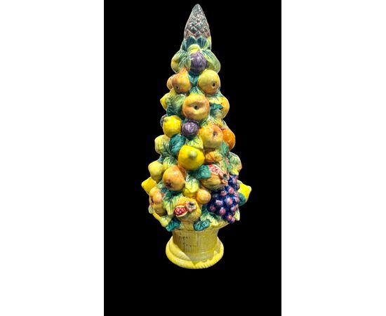 Centrotavola trionfo di frutta in maiolica con base a cesto e forma piramidale.Zaccagini,Firenze.