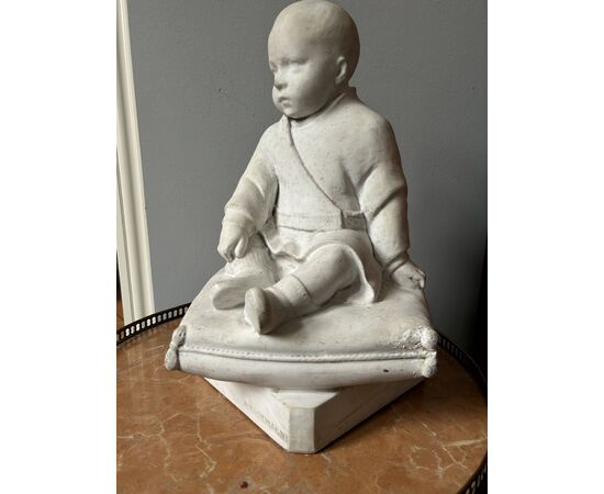 Scultura di un bambinon seduto, marmo bianco