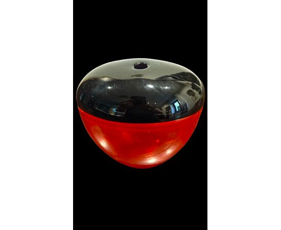 Vaso globulare in vetro a incalmo rosso nero.manifattura Salviati.Murano.