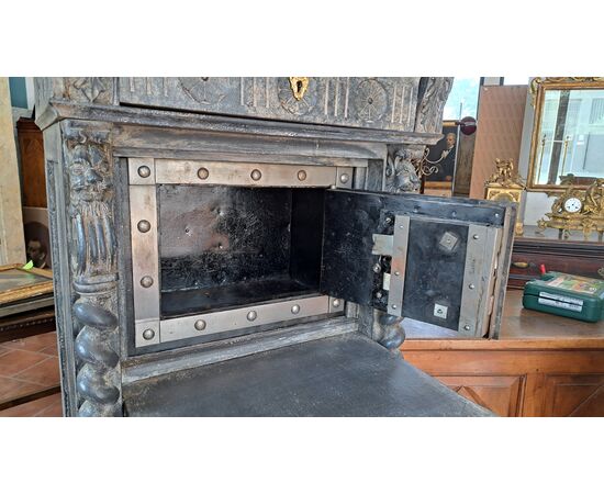 Secretaire con cassaforte laccato dell'Ottocento