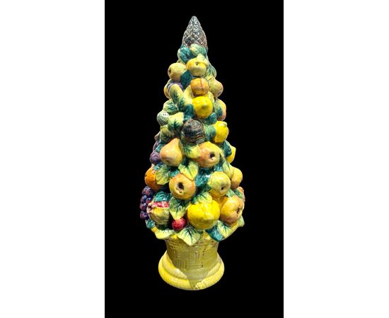 Centrotavola trionfo di frutta in maiolica con base a cesto e forma piramidale.Zaccagini,Firenze.