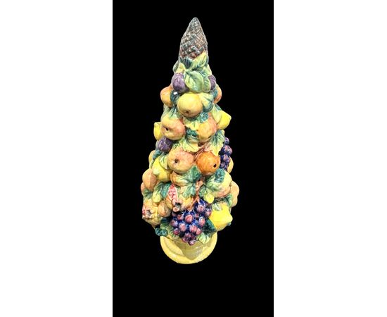 Centrotavola trionfo di frutta in maiolica con base a cesto e forma piramidale.Zaccagini,Firenze.