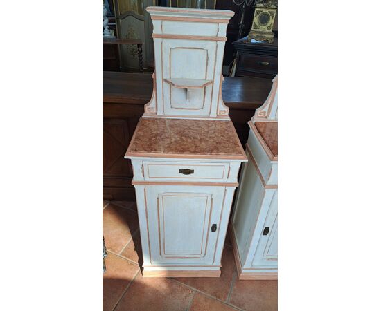 Coppia di comodini dipinti con alzata