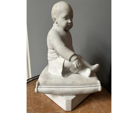 Scultura di un bambinon seduto, marmo bianco