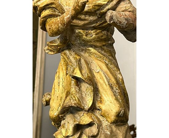 Scultura in legno intagliato e dorato 