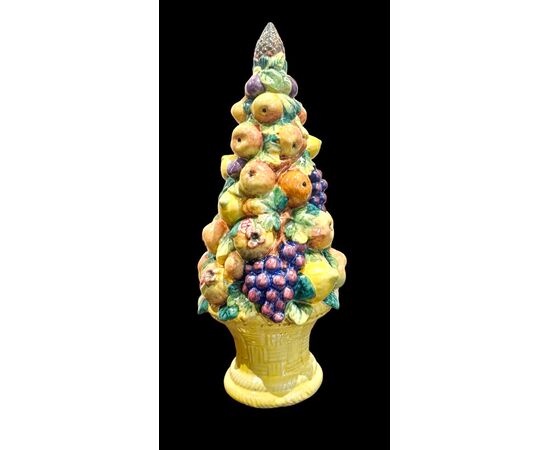 Centrotavola trionfo di frutta in maiolica con base a cesto e forma piramidale.Zaccagini,Firenze.