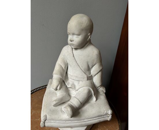 Scultura di un bambinon seduto, marmo bianco