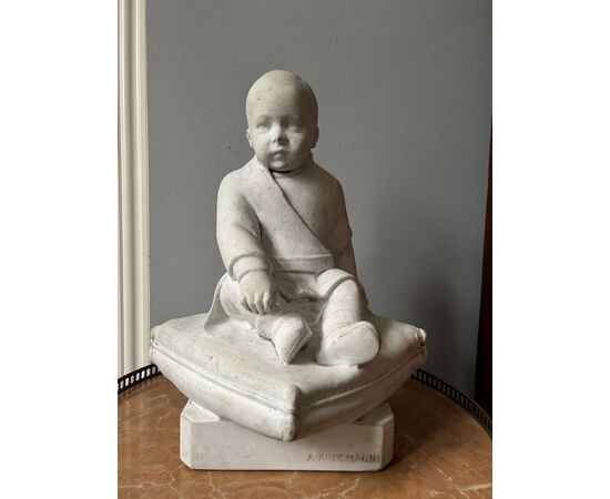 Scultura di un bambinon seduto, marmo bianco