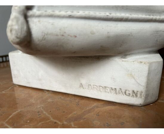 Scultura di un bambinon seduto, marmo bianco