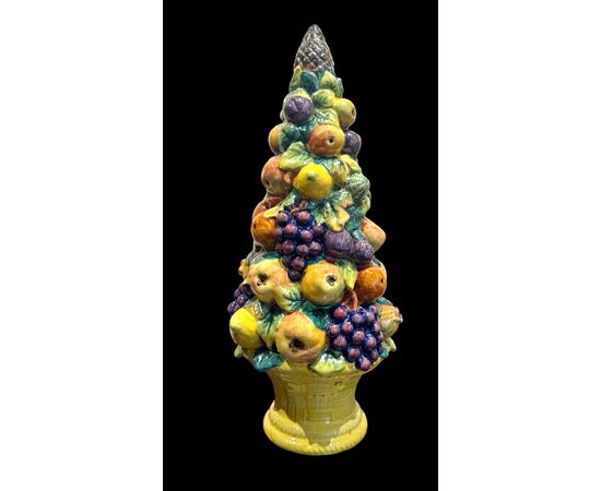 Centrotavola trionfo di frutta in maiolica con base a cesto e forma piramidale.Zaccagini,Firenze.