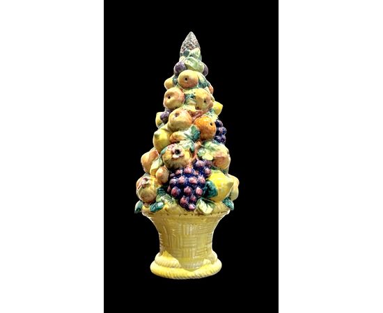 Centrotavola trionfo di frutta in maiolica con base a cesto e forma piramidale.Zaccagini,Firenze.