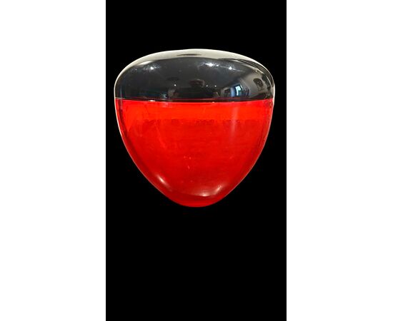 Vaso globulare in vetro a incalmo rosso nero.manifattura Salviati.Murano.