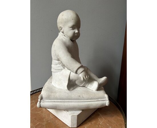 Scultura di un bambinon seduto, marmo bianco