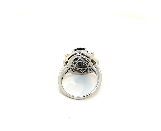 Anello in oro con zaffiro e diamanti baguettes