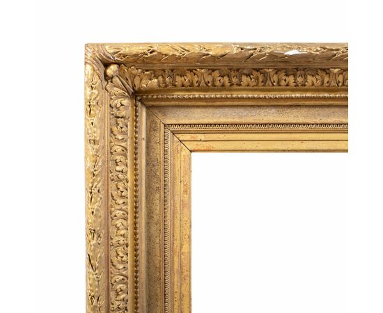 Cornice in legno intagliato e dorato con rilievi in pastiglia. Italia, fine XIX secolo.