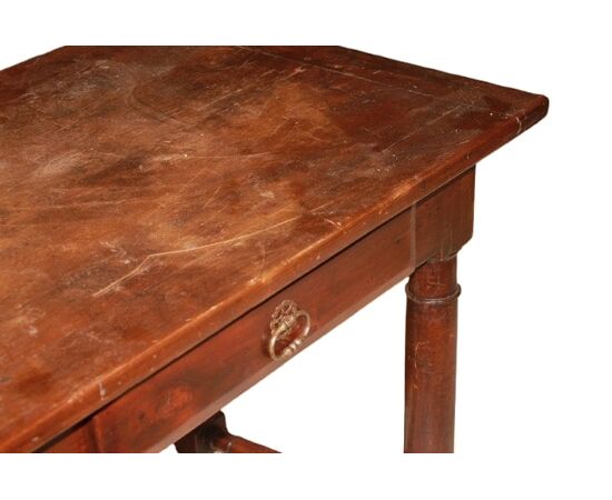 Tavolo scrittoio rustico Italiano di inizio 1800 in legno di noce con cassetto