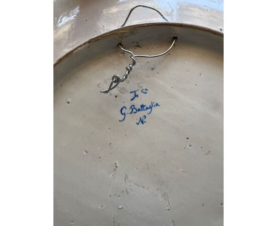 Coppia di piatti decorativi in maiolica 