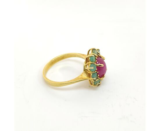 Anello in oro con rubini e smeraldi 