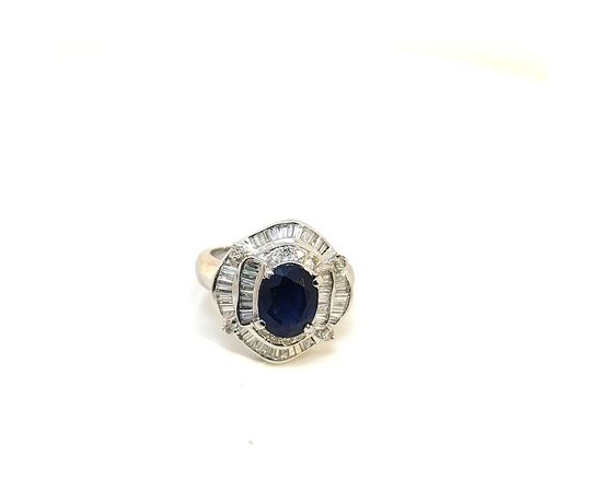 Anello in oro con zaffiro e diamanti baguettes