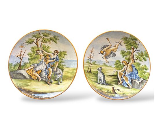 Coppia di piatti decorativi in maiolica 