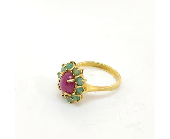 Anello in oro con rubini e smeraldi 