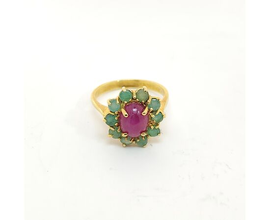 Anello in oro con rubini e smeraldi 
