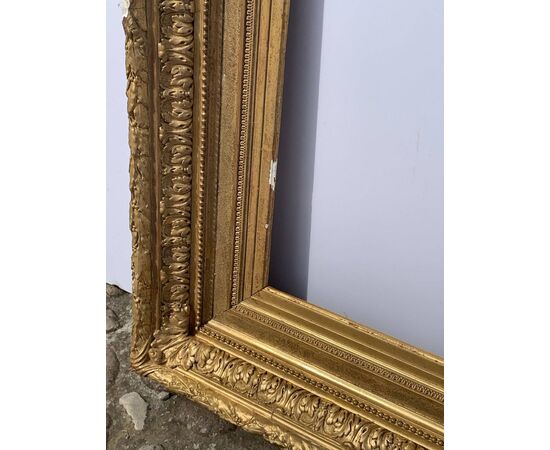 Cornice in legno intagliato e dorato con rilievi in pastiglia. Italia, fine XIX secolo.