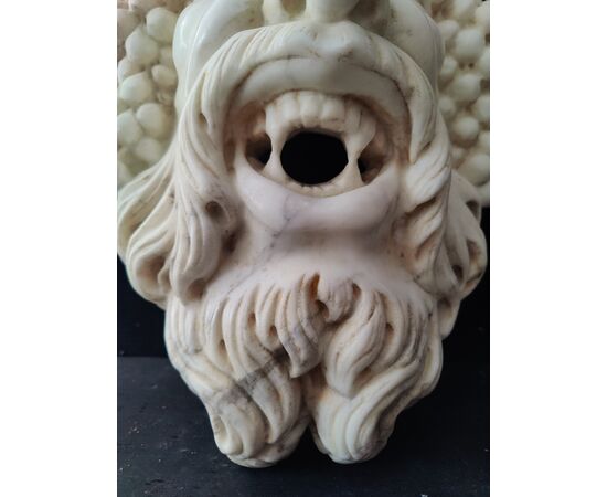 Mascherone/Bocca da Fontana - Volto di Fauno con uva - Marmo di Carrara - Venezia - 46 x 35 cm