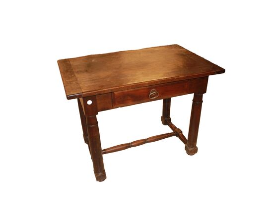 Tavolo scrittoio rustico Italiano di inizio 1800 in legno di noce con cassetto