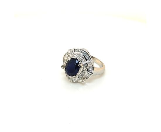Anello in oro con zaffiro e diamanti baguettes
