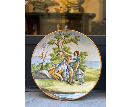 Coppia di piatti decorativi in maiolica 