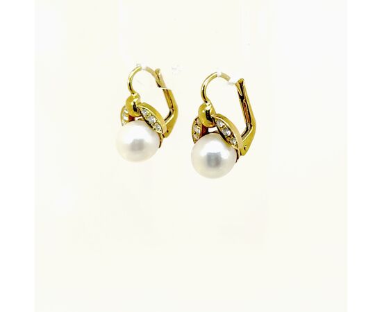 Orecchini in oro giallo con perla e diamanti