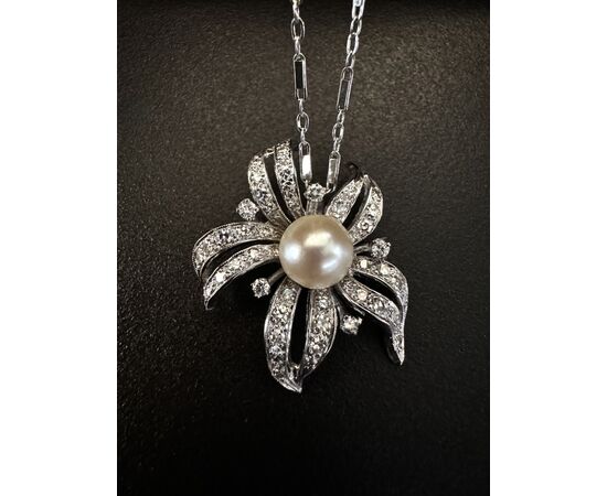 Pendente  con  Perla  e  Diamanti. 